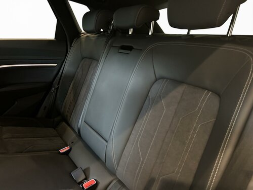 Audi Q8 e-tron S line-50 White 15