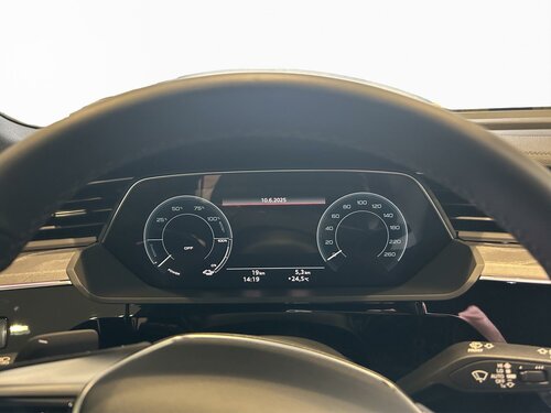 Audi Q8 e-tron S line-50 White 10