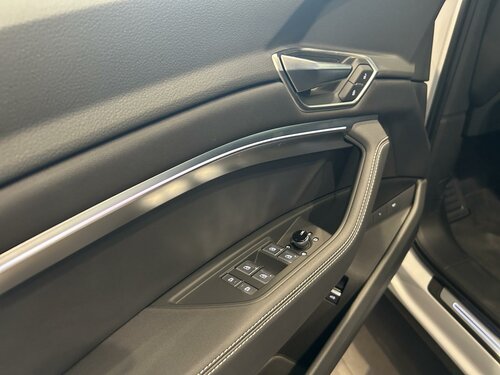 Audi Q8 e-tron S line-50 White 13